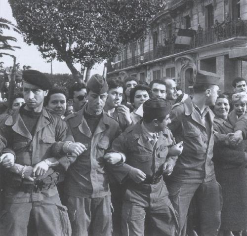 manifestants à Alger en 1960